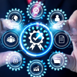 Mão humana interagindo com interface digital sobre automação de processos, com ícones de tecnologia e produtividade.